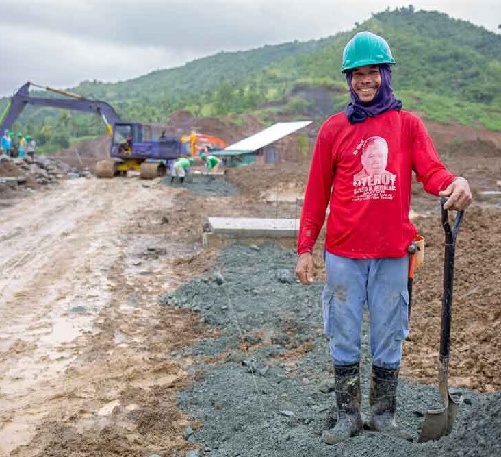 A builder on the Anibong Resettlement Project shelter team.